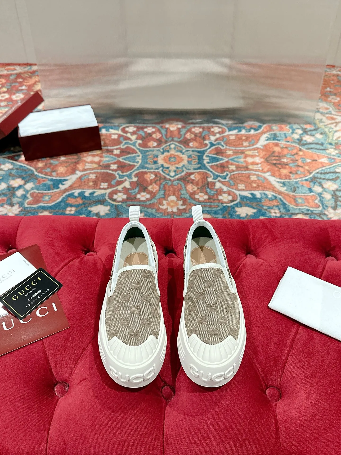 👟👟Ex-factory price 520👟👟 Women's models are new🆕 Arrival Gucci tennis 1977 classic Loft series canvas shoes... 2025 hot recommended model, G+1977×Disney cooperation series... GG canvas is made of finished products and incorporates brand elements. The retro style is rich, the classics and feelings are perfect for recall! Each color fabric developed by the original version is customized by the original version, and we pursue the ultimate in large-scale products! Market-level top version ⚠ Fabric: Customized GG cloth electric embroidery/5D washed distressed canvas Lining: Customized terry cloth lining (the feet are fitted and cannot be disassembled) Outsole: Original molded TPU two-color outsole Size: 35-40 (41 customized)